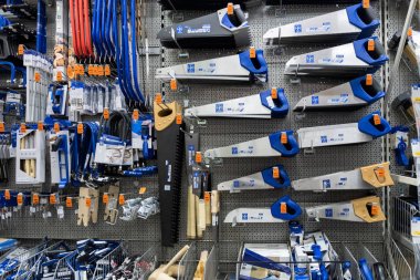 St. Petersburg, Rusya - Mart, 2019: Obi mağazasında elektrikli el aletleri ile raf. Ahşap ve metal testereler.