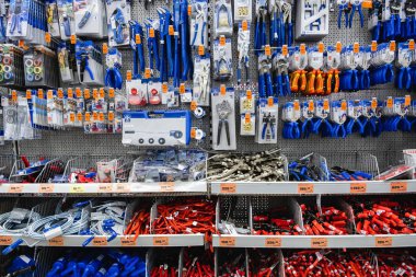 St. Petersburg, Rusya - Mart, 2019: Obi mağazasında elektrikli el aletleri ile raf. Günlük yaşamda küçük onarımlar için gerekli araçlar.