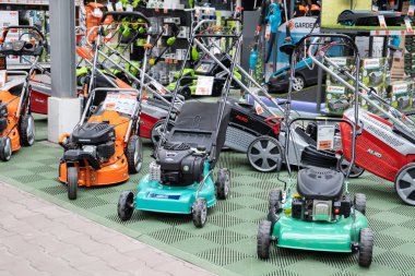 St. Petersburg, Rusya - Mart, 2019: Satılık Çim biçme makineleri. Birçok marka tanınabilir