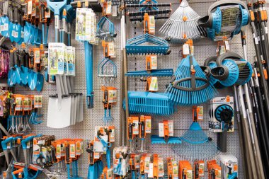 St. Petersburg, Rusya - Mart, 2019: bir arazi işleri arsa bakımı için araçları ile bir bahçe dükkanı raf.