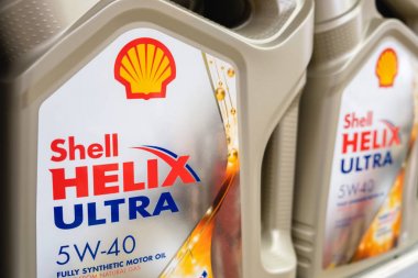 St. Petersburg, Rusya - Mart, 2019: Süpermarket raflarında Shell Helix Ultra motor yağı.