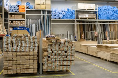 St. Petersburg, Rusya - Mart, 2019: Bir kereste deposunun içinde raflar üzerine yığılmış ahşap