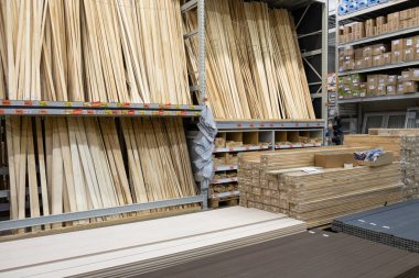 St. Petersburg, Rusya - Mart, 2019: Bir kereste deposunun içinde raflar üzerine yığılmış ahşap
