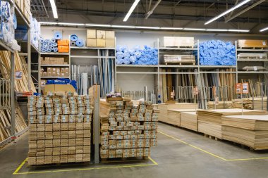 St. Petersburg, Rusya - Mart, 2019: Bir kereste deposunun içinde raflar üzerine yığılmış ahşap