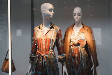Moda konsepti. Fotoğraf iki zarif kadın mankenler giysi gösteren.