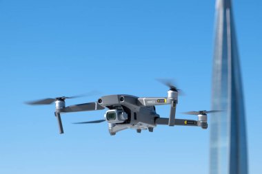 St. Petersburg, Rusya - Nisan, 2019: Dji Mavic 2 pro with Hasselblad kamera. Mavi gökyüzüne karşı uçuş