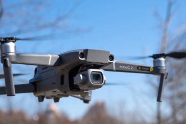 St. Petersburg, Rusya - Nisan, 2019: Dji Mavic 2 pro with Hasselblad kamera. Parkta mavi gökyüzüne karşı uçuş