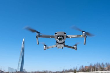 St. Petersburg, Rusya - Nisan, 2019: Dji Mavic 2 pro with Hasselblad kamera. Mavi gökyüzüne karşı uçuş