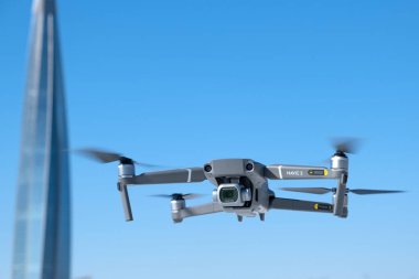 St. Petersburg, Rusya - Nisan, 2019: Dji Mavic 2 pro with Hasselblad kamera. Mavi gökyüzüne karşı uçuş
