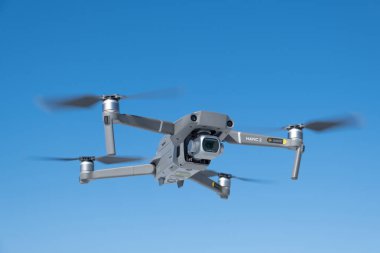 St. Petersburg, Rusya - Nisan, 2019: Dji Mavic 2 pro with Hasselblad kamera. Mavi gökyüzüne karşı uçuş