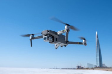 St. Petersburg, Rusya - Nisan, 2019: Dji Mavic 2 pro with Hasselblad kamera. Mavi gökyüzüne karşı uçuş