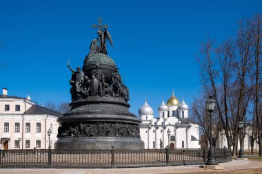 Rusya Milenyum bronz anıt (1862 yılında dikildi) Arkasında Ayasofya Katedrali ile Novgorod Kremlin