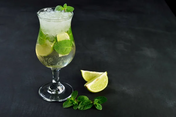 Mojito koktél ital lime Ice-és menta a sötét háttér másolás Space — Stock Fotó