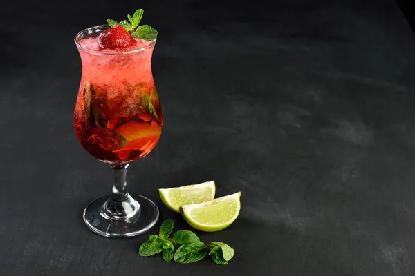 Bebida fresca de mojito de morango de verão com gelo, servida em madeira preta — Fotografia de Stock