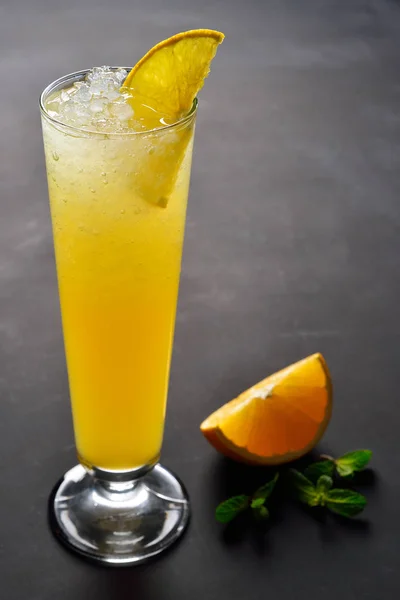 Jéghideg citrus koktél egy magasság üveg. Sötét háttér, másolási terület a menühöz. — Stock Fotó