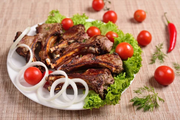 Barbecue su un piatto con erbe e verdure. Ristorante russo. Il concetto del menu . — Foto Stock