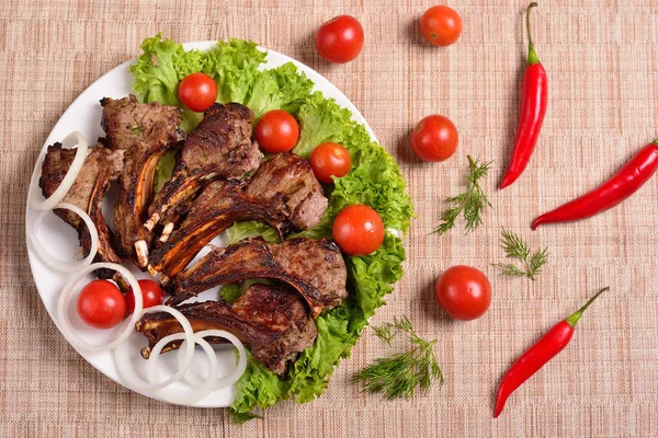 Barbecue su un piatto con erbe e verdure. Ristorante russo. Il concetto del menu. Vista dall'alto . — Foto Stock