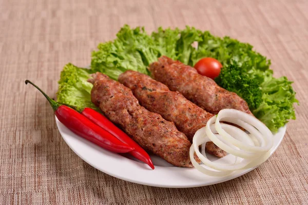 Lula kebab is een traditioneel Arabisch gerecht. Vlees Shashlik. — Stockfoto