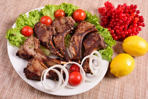 Barbecue su un piatto con erbe e verdure. Ristorante russo. Il concetto del menu . — Foto Stock