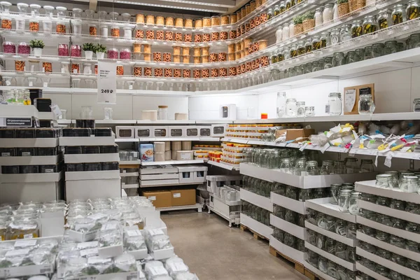 ST. PETERSBURG, RUSSIE - MARS 2019 : Intérieur d'un élégant magasin de meubles IKEA avec objets de vaisselle et autres décorations pour la maison et autres ustensiles de cuisine — Photo