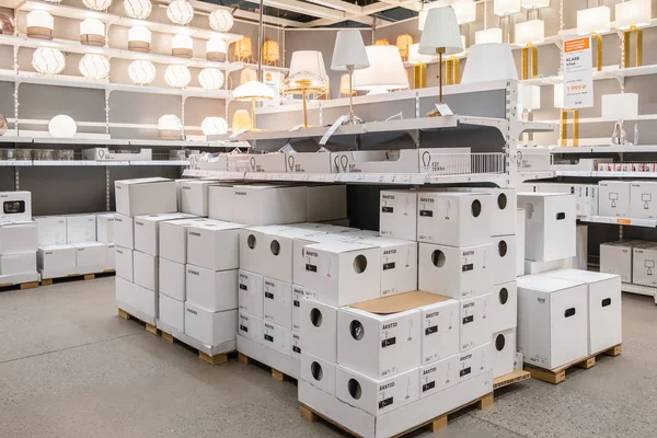 Petrohrad, Rusko-březen, 2019: lampy a vybavení v obchodě IKEA. Prodejna IKEA je největším prodejcem nábytku na světě.. — Stock fotografie