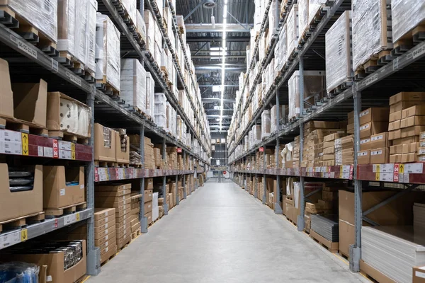 St. Petersburg, Rusya - Mart, 2019: Bir Ikea mağazasında depo depolama. 1943 yılında kurulan Ikea, dünyanın en büyük mobilya perakendecisidir. Ikea 43 ülkede 351 mağaza işletiyor.