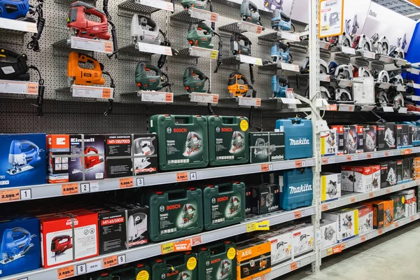 ST. PETERSBURG, RUSSIA - MARCH, 2019: shelf with power tools in the store OBI. Drills, screwdrivers. — Stock Photo, Image