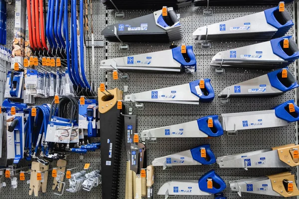 St. Petersburg, Rusya - Mart, 2019: Obi mağazasında elektrikli el aletleri ile raf. Ahşap ve metal testereler.
