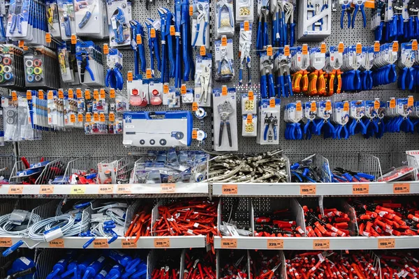 ST. PETERSBURG, RUSIA - MARZO, 2019: estante con herramientas eléctricas en la tienda OBI. Herramientas necesarias para pequeñas reparaciones en la vida cotidiana . —  Fotos de Stock