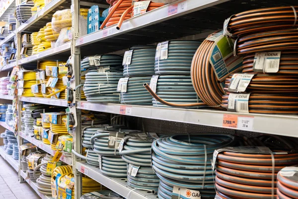 ST. PETERSBURG, RUSSIE - MARS 2019 : étagères de supermarché avec une large sélection de tuyaux pour l'irrigation . — Photo