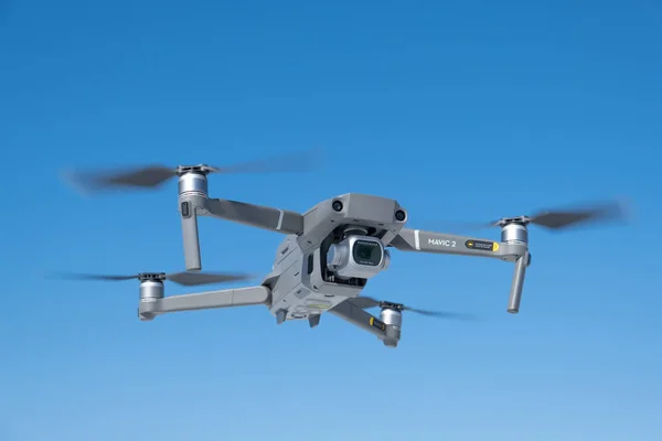 St. Petersburg, Rusya - Nisan, 2019: Dji Mavic 2 pro with Hasselblad kamera. Mavi gökyüzüne karşı uçuş