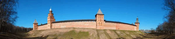 Panorama de las murallas del Kremlin en Novgorod el Grande (Veliky Novgorod), Rusia — Foto de Stock