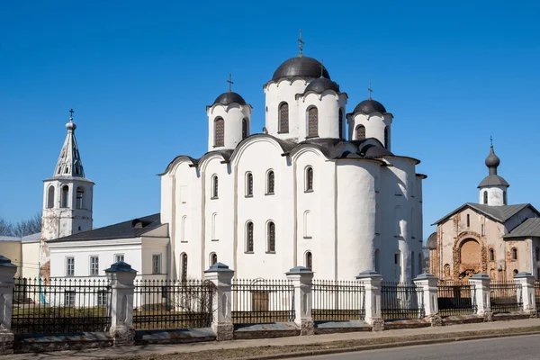 Veliky Novgorod 'daki Yaroslav Mahkemesi. Nikolo-Dvorishchensky Katedrali, Rusya 'nın önemli bir tarihi turizm merkezi.. — Stok fotoğraf