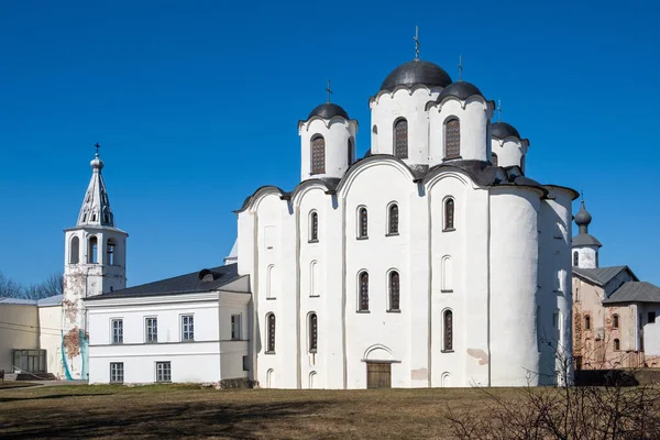 Veliky Novgorod 'daki Yaroslav Mahkemesi. Nikolo-Dvorishchensky Katedrali, Rusya 'nın önemli bir tarihi turizm merkezi.. — Stok fotoğraf