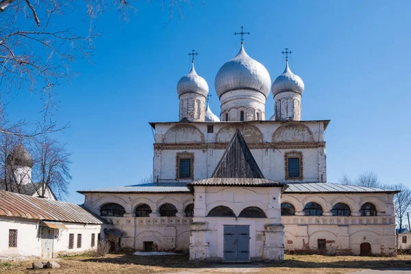 Eski Ortodoks simge mimari cephe görünümü - Veliky Novgorod, Rusya ön planda çiçeklerle Sign Our Lady katedrali — Stok fotoğraf