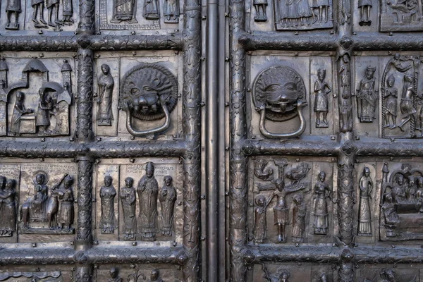 Close-up van deoude bronzen Magdeburg Gates (1153) van de Sint-Sofia kathedraal in Veliky Novgorod — Stockfoto