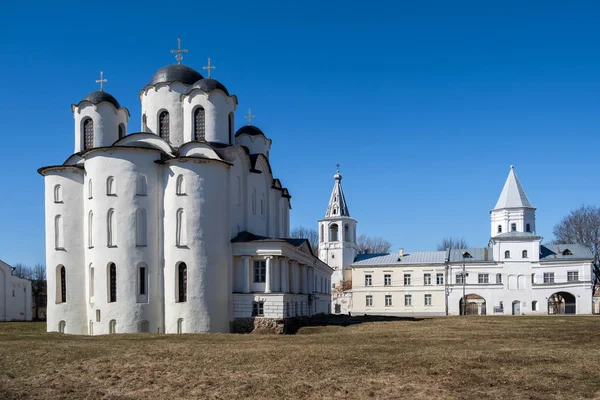 Veliky Novgorod 'daki Yaroslav Mahkemesi. Nikolo-Dvorishchensky Katedrali, Rusya 'nın önemli bir tarihi turizm merkezi.. — Stok fotoğraf