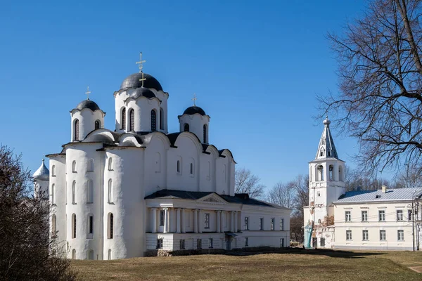 Yaroslav 's Court em Veliky Novgorod. Catedral Nikolo-Dvorishchensky, um importante local turístico histórico da Rússia . — Fotografia de Stock