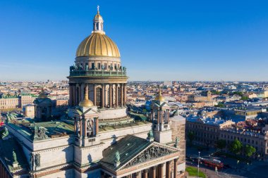 St. Petersburg'da. Aziz Isaac Katedrali. Petersburg Müzeleri. St. Isaac Meydanı. Yaz, St. Petersburg'da. St. Havadan görüntü drone. Rusya