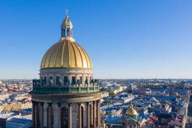 St. Petersburg'daki St. Isaac Katedrali'nin kubbesinde bronz melekler