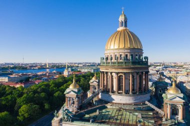 St. Petersburg'da. Aziz Isaac Katedrali. Petersburg Müzeleri. St. Isaac Meydanı. Yaz, St. Petersburg'da. St. Havadan görüntü drone. Rusya