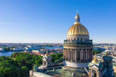 St. Petersburg'da. Aziz Isaac Katedrali. Petersburg Müzeleri. St. Isaac Meydanı. Yaz, St. Petersburg'da. St. Havadan görüntü drone. Rusya
