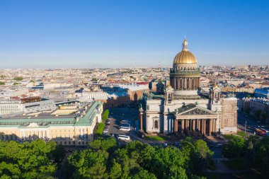 St. Petersburg'da. Aziz Isaac Katedrali. Petersburg Müzeleri. St. Isaac Meydanı. Yaz, St. Petersburg'da. St. Havadan görüntü drone. Rusya