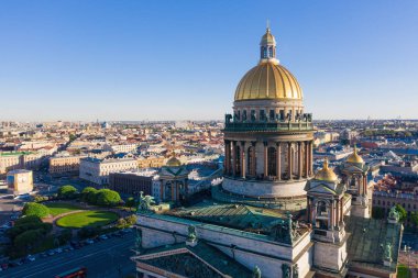 St. Petersburg'da. Aziz Isaac Katedrali. Petersburg Müzeleri. St. Isaac Meydanı. Yaz, St. Petersburg'da. St. Havadan görüntü drone. Rusya