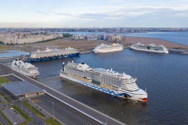 St. Petersburg, Rusya - Haziran, 2019: Yolcu gemisi Aida Prima, St. Petersburg yolcu limanından hareket ediyor. Rusya'nın kuzeyinde deniz limanı.