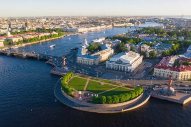 Vasilyevsky Adası'nın tükürüğü. St. Petersburg'da. Neva Nehri. Petersburg'un yaz manzarası. Exchange. Rastral sütunlar. Merak Kabinesi. Saray Köprüsü.