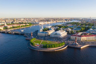 Vasilyevsky Adası'nın tükürüğü. St. Petersburg'da. Neva Nehri. Petersburg'un yaz manzarası. Exchange. Rastral sütunlar. Merak Kabinesi. Saray Köprüsü