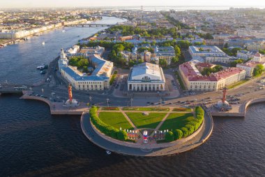 Vasilyevsky Adası'nın tükürüğü. St. Petersburg'da. Neva Nehri. Petersburg'un yaz manzarası. Exchange. Rastral sütunlar. Merak Kabinesi. Saray Köprüsü.