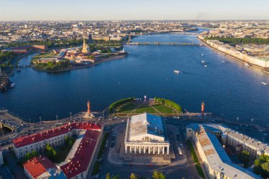 Vasilyevsky Adası'nın tükürüğü. St. Petersburg'da. Neva Nehri. Petersburg'un yaz manzarası. Exchange. Rastral sütunlar. Merak Kabinesi. Saray Köprüsü