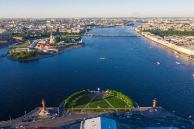 Vasilyevsky Adası'nın tükürüğü. St. Petersburg'da. Neva Nehri. Petersburg'un yaz manzarası. Exchange. Rastral sütunlar. Merak Kabinesi. 